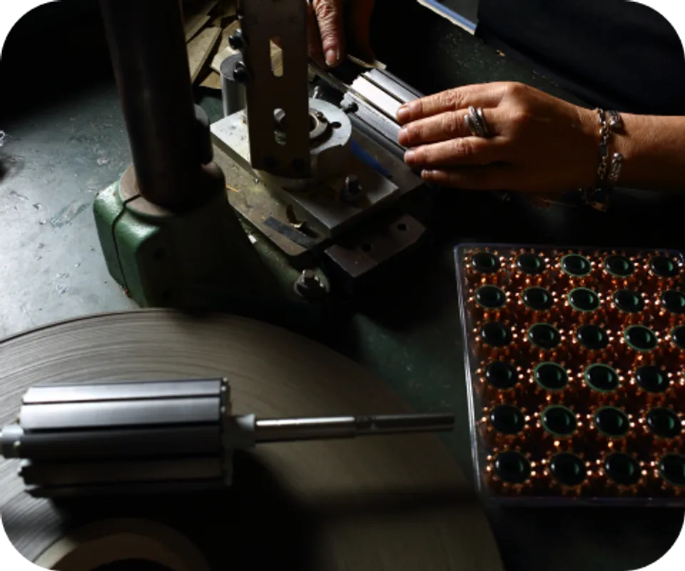 Atelier de fabrication DC MOTOR — assemblage manuel d'un moteur