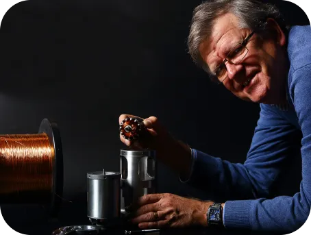 Artisan DC MOTOR au bobinage d'un moteur en atelier